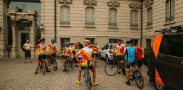 Getting ready for the ride in from of the luxury Hotel Terminus in Como