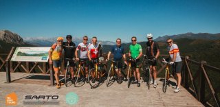 A private cycling group at the top of the Piedrasluengas climb in Cantabria | HC Bike Tours