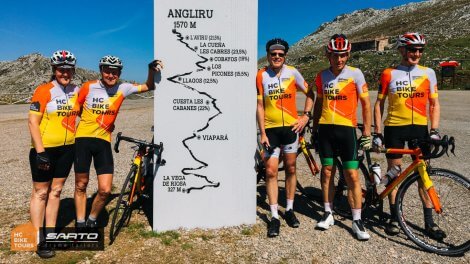 Guests from Australia just reached the top of the infamous climb in Asturias Spain - l'Angliru. It was a custom bike tour orgaized for the group and with Sarto rental bikes delivered
